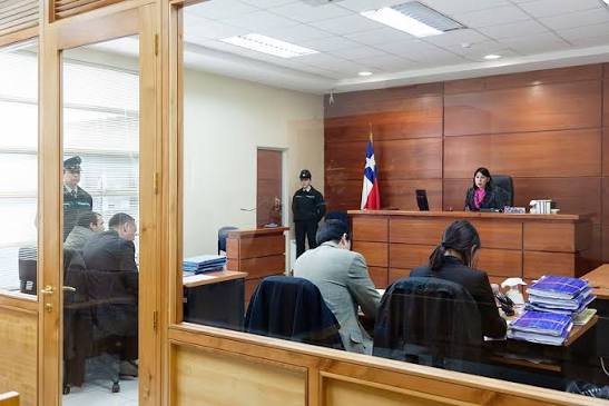 Audiencia de control de detención ante un tribunal penal en Punta Arenas
